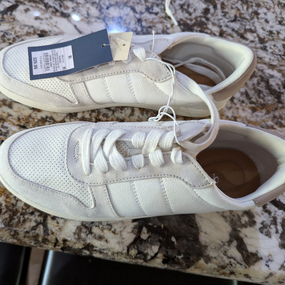 Sneakers size 9.5
